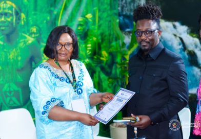 Un jeune activiste africain reçoit le prix «genre et solutions» à la COP30