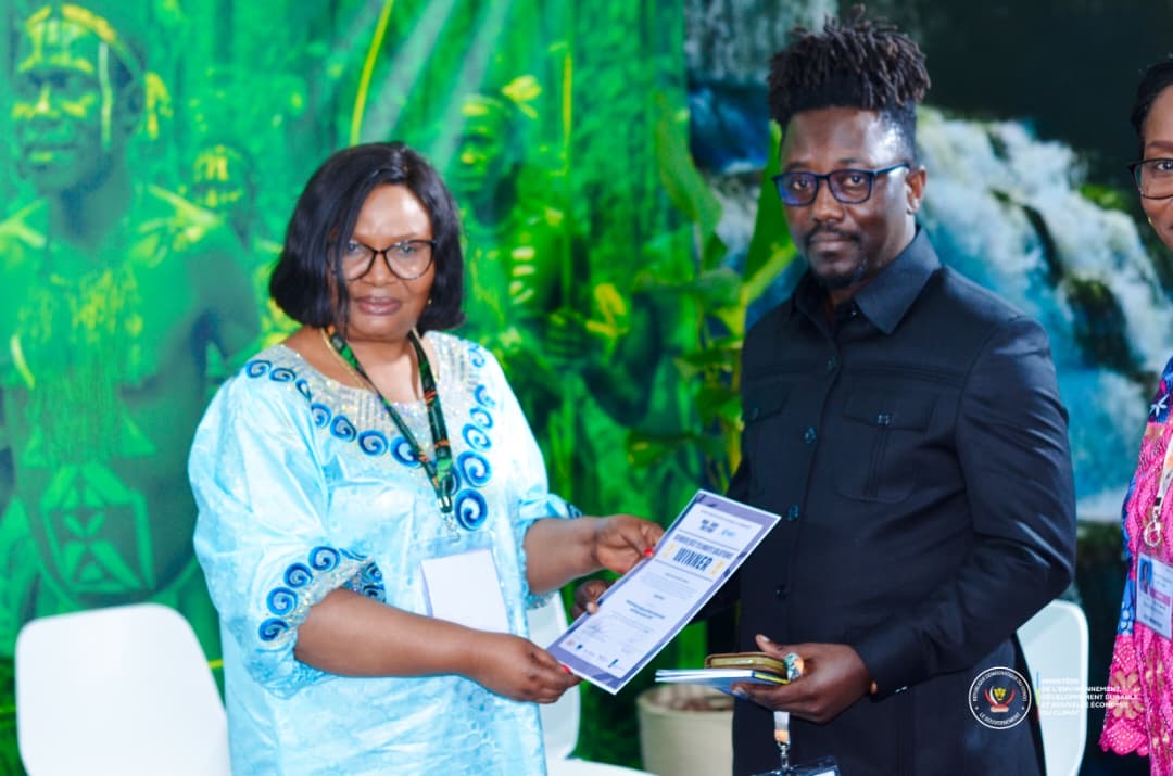 Un jeune activiste africain reçoit le prix «genre et solutions» à la COP30